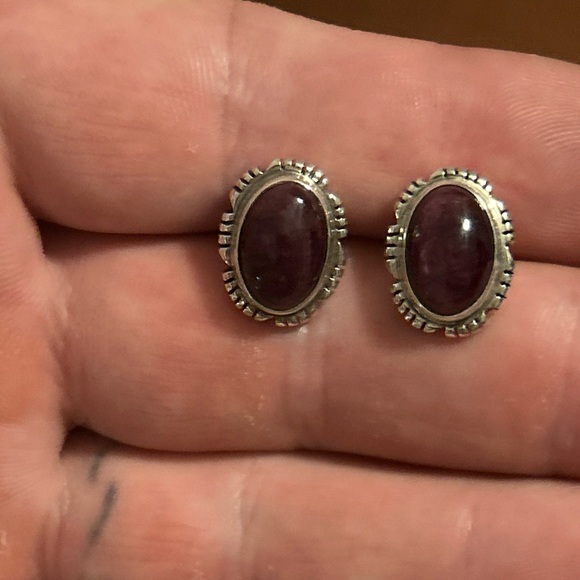 Sterling silver Native American purple spiny oyster signed post back earrings - Picture 4 of 9